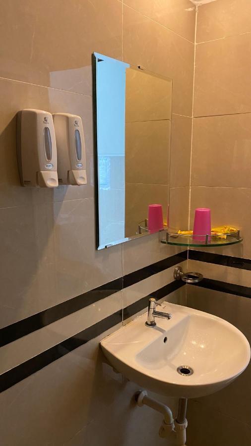 Khách Sạn Lê Hoàng Đạt Thành Pho Ho Chí Minh Esterno foto